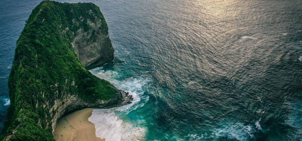 海角论坛 海角社区在线与网页版访问方式对比主题图，居中展示两种入口的示意画面